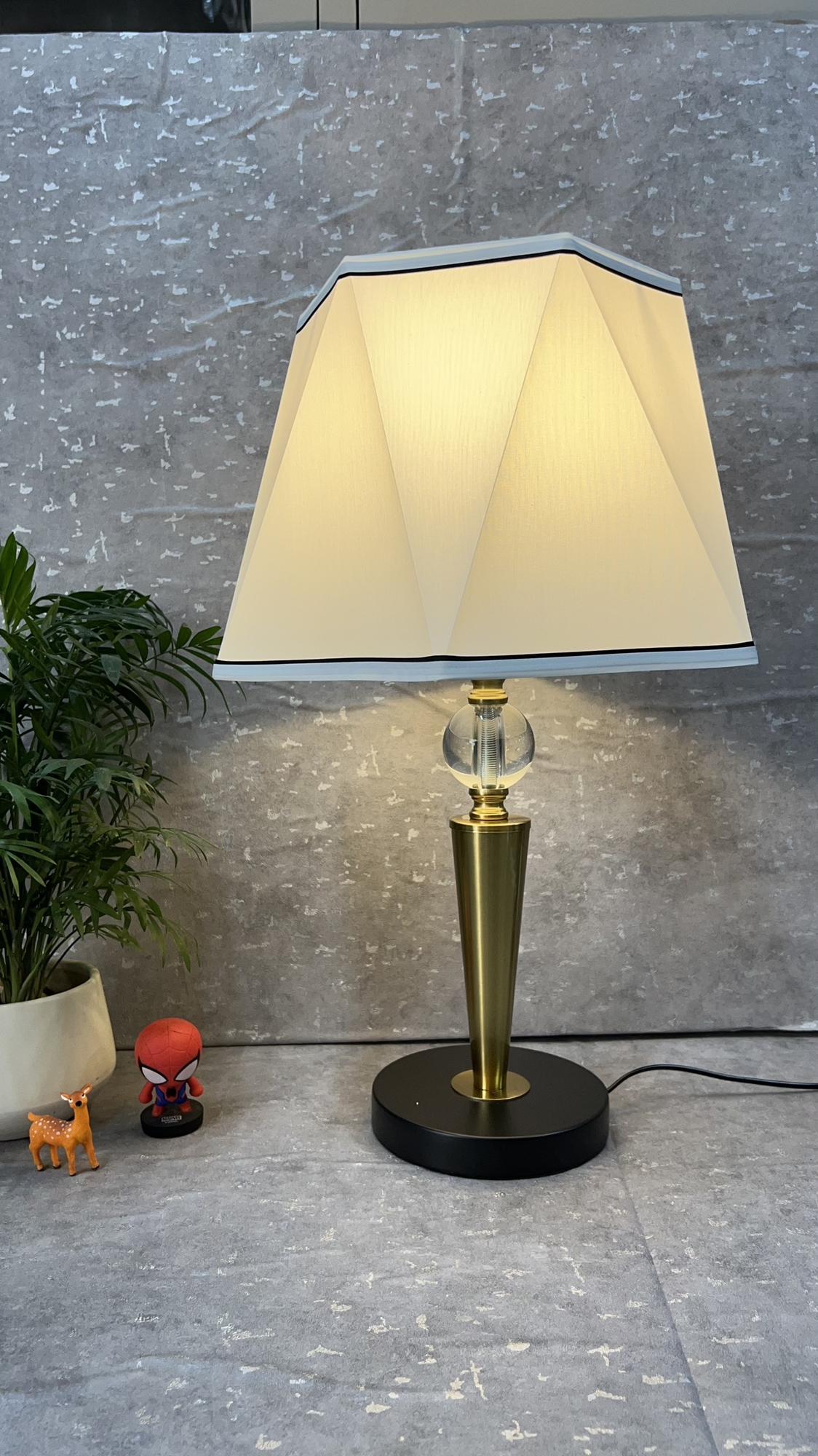 Đèn bàn thân mạ T6637(44x51)