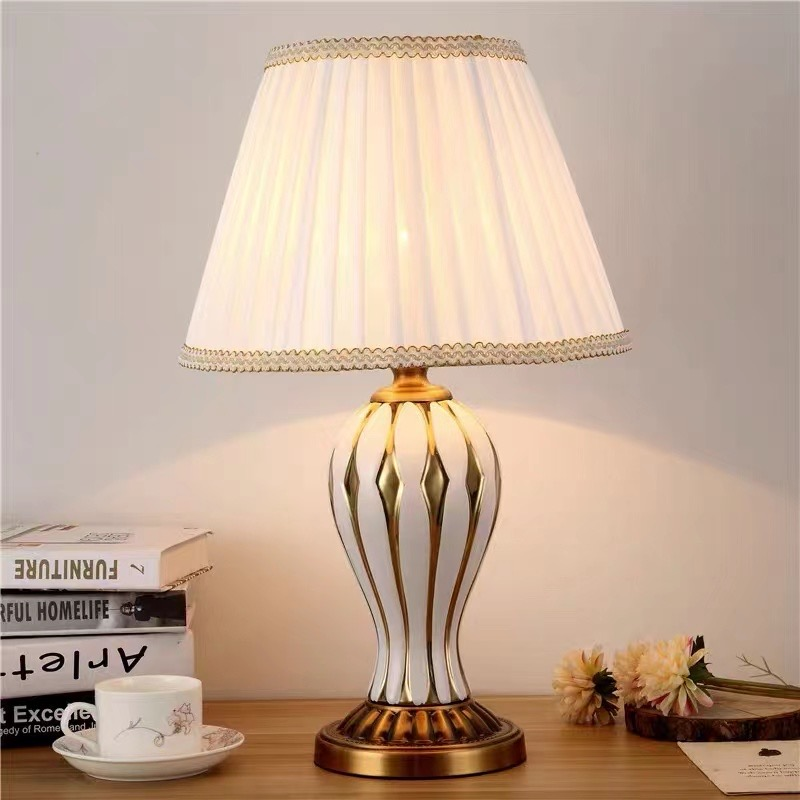 Đèn bàn thân sứ trắng DB1939-TV