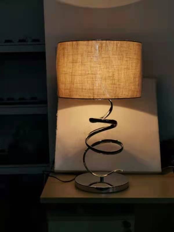 Đèn bàn thân mạ xoắn L1(38x65)