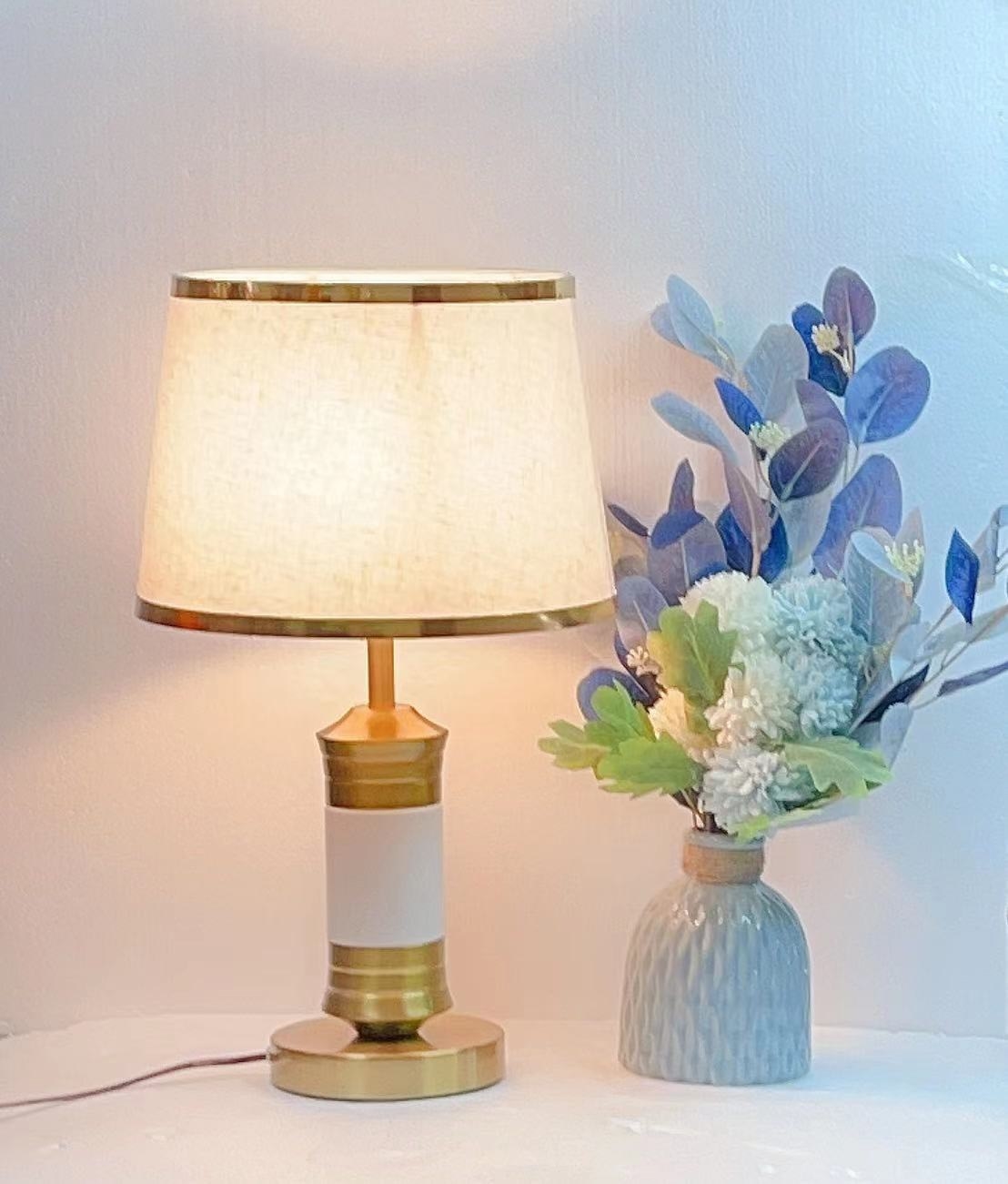 Đèn bàn thân mạ DB6130
