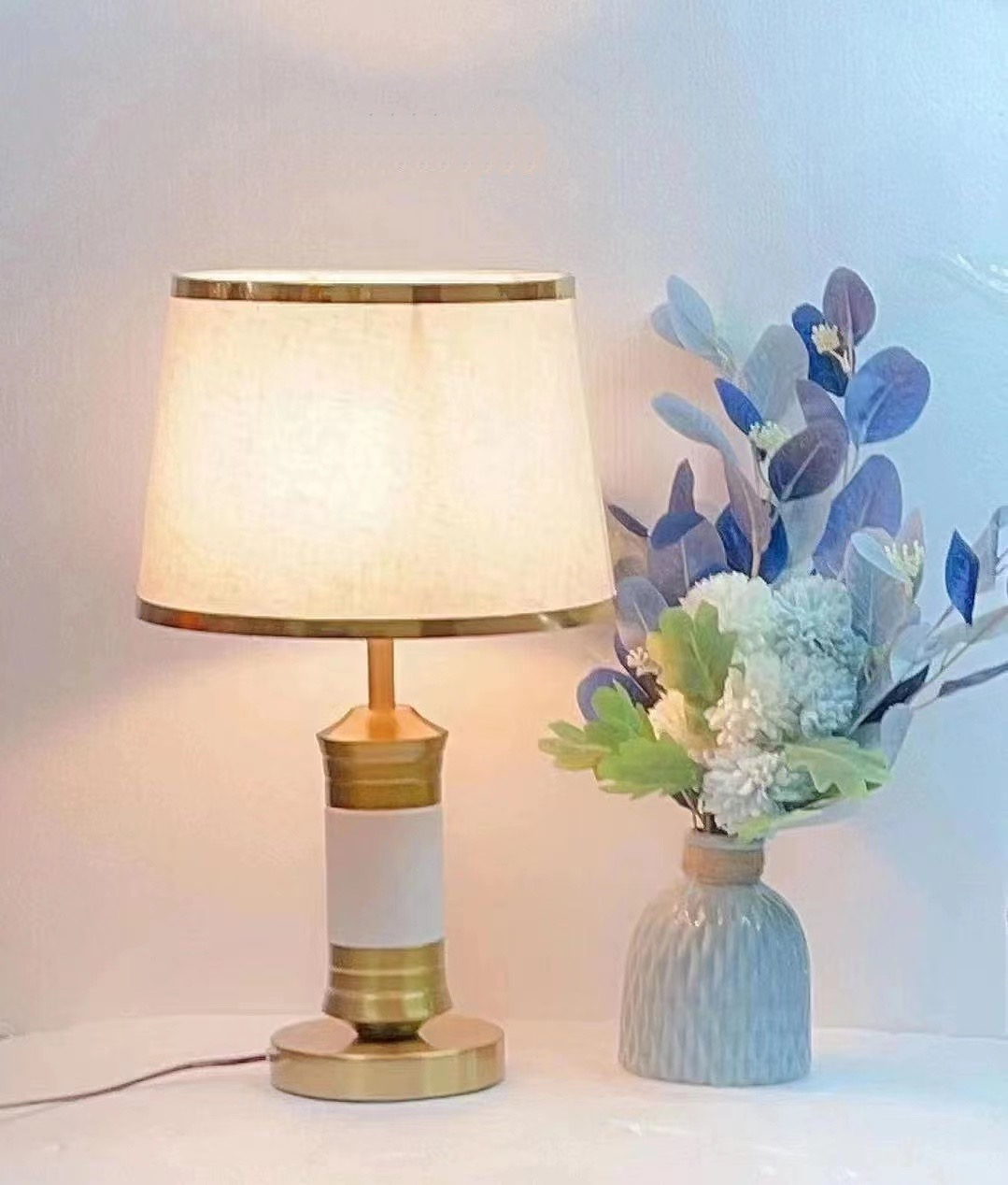 Đèn bàn thân mạ 2160B